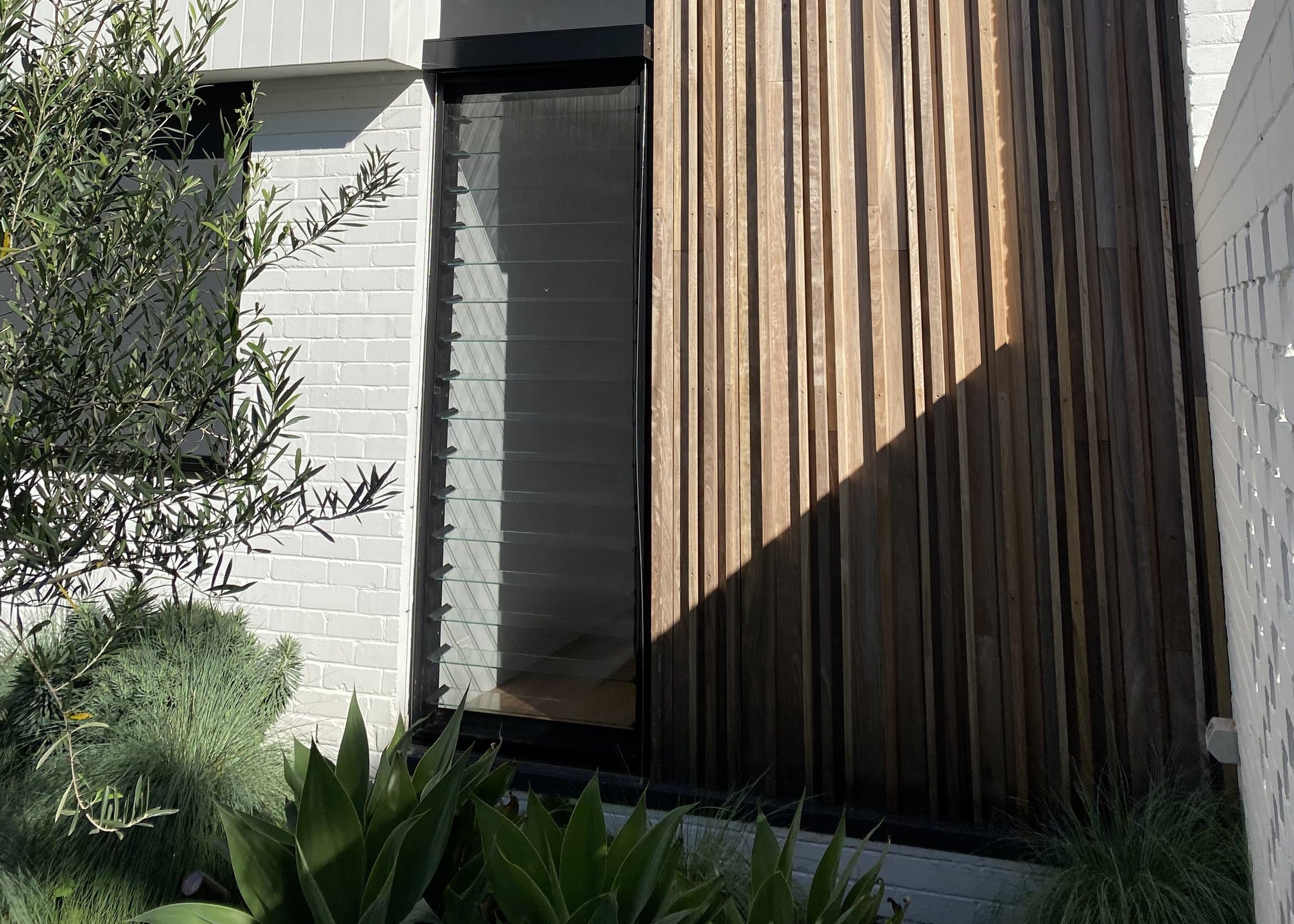 Timber batten screen and louvre window on a Renew Construction Group project in Sydney